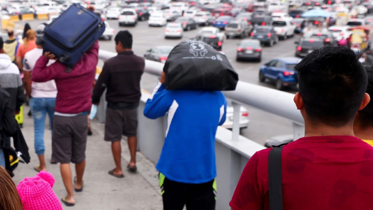 Juez federal de EE.UU. ordena al gobierno de Biden frenar la expulsión de familias migrantes a México