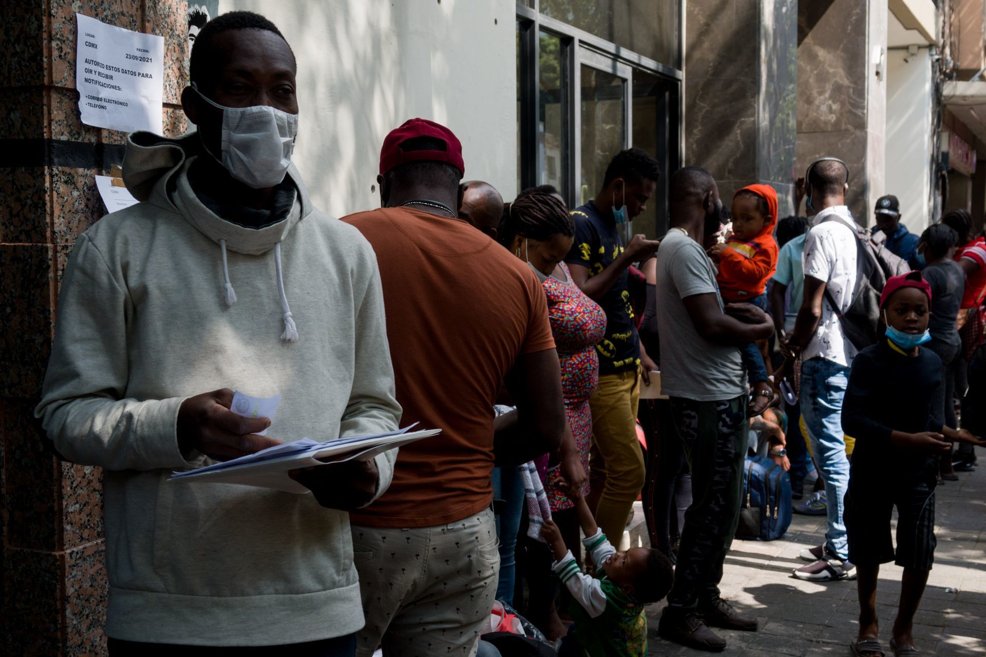 Haitianos y migrantes transnacionales continúan arribando a las oficinas de la Comisión Mexicana de Ayuda a Refugiados (Cuartoscuro)
