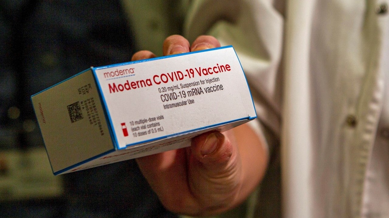 Moderna presenta informe para solicitar tercera dosis de su vacuna contra COVID