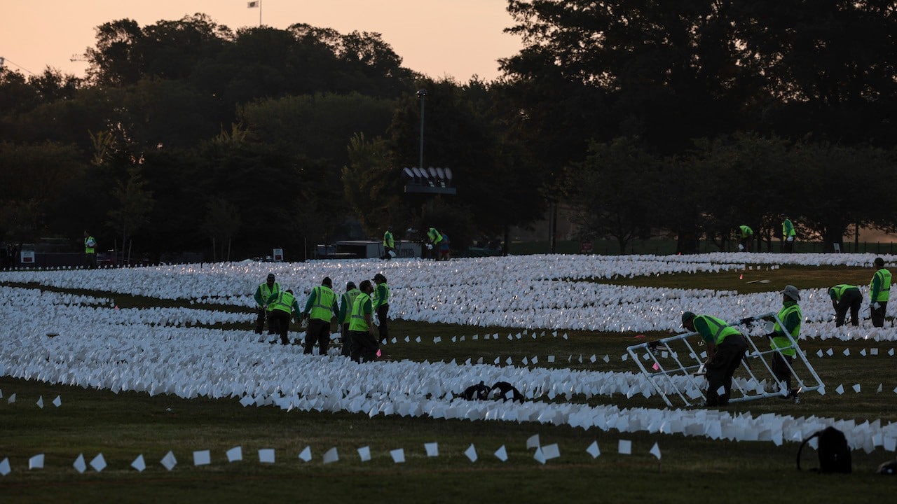 Más de 650 mil banderas blancas son colocadas en el National Mall para honrar las muertes de Covid en Estados Unidos (Getty Images)
