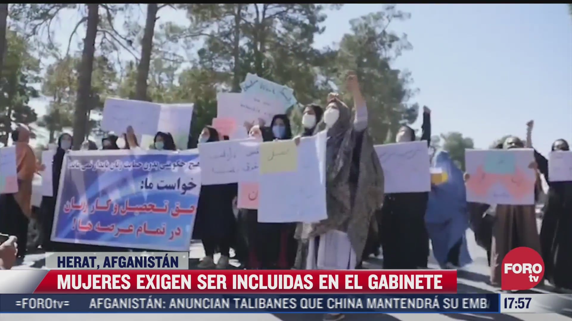 mujeres afganas protestan en la oficina del gobernador