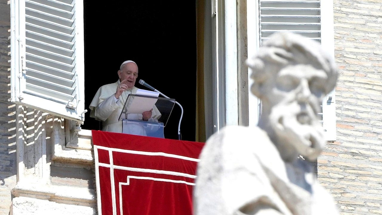 El papa Francisco realiza la oración del Ángelus desde la ventana de su oficina en la Plaza de San Pedro, en la Ciudad del Vaticano