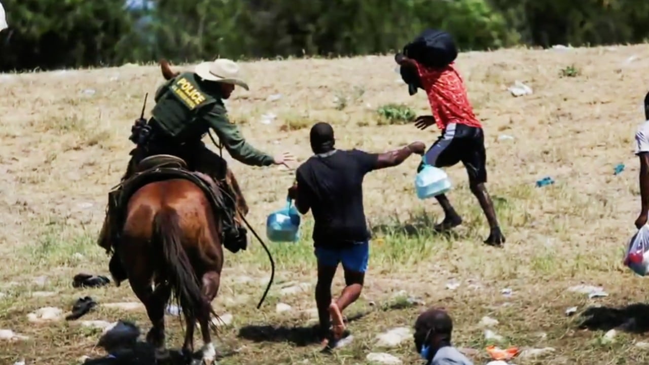 Suspenden a agentes de la Patrulla Fronteriza que impidieron a caballo entrar a migrantes haitianos a EEUU