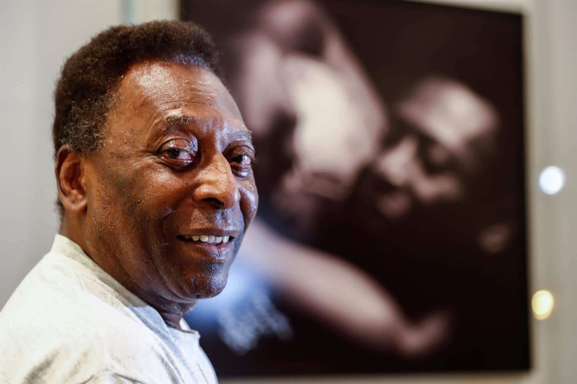 Pelé aparece sonriente en una sesión de fisioterapia tras operación de colon
