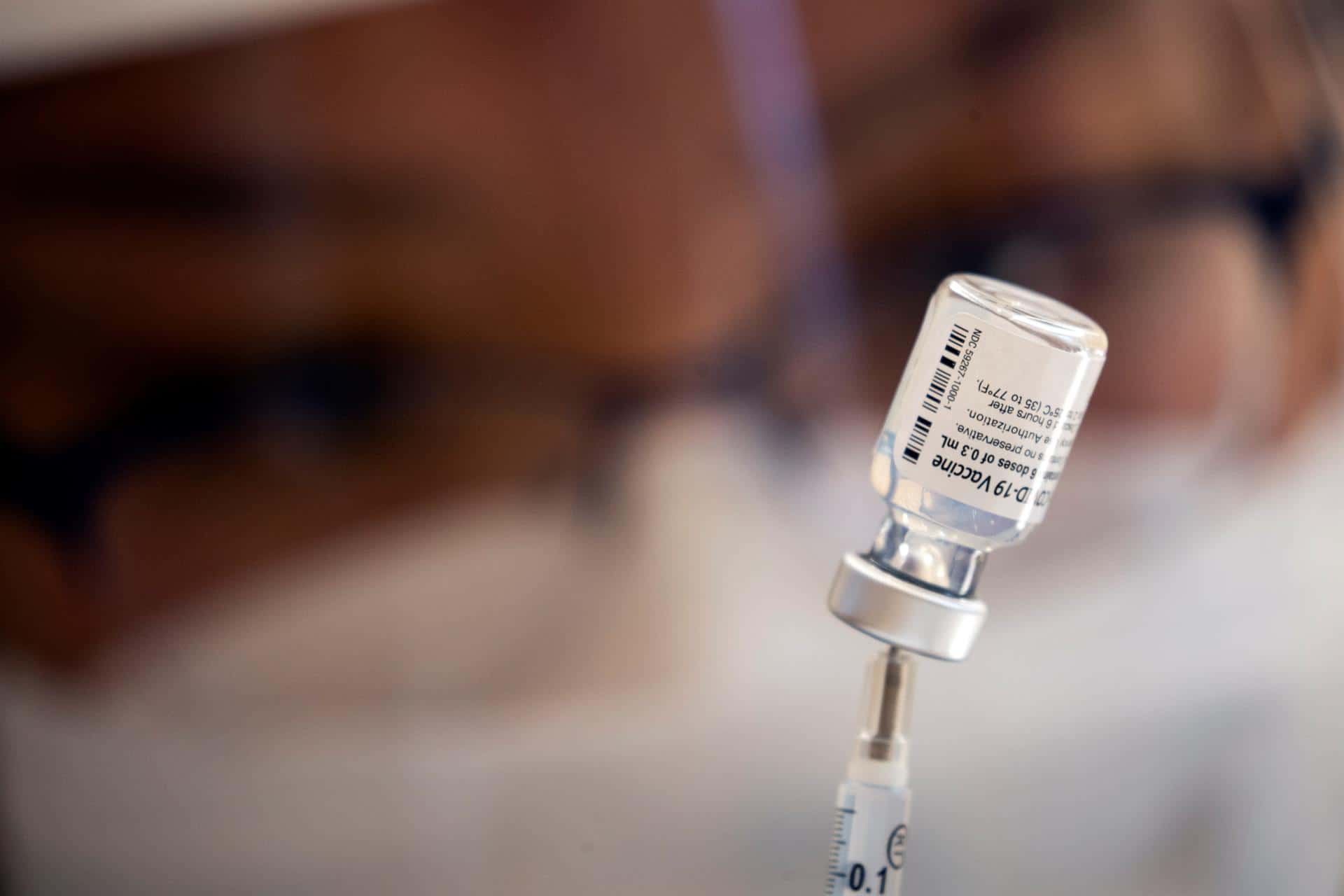 Una enfermera prepara una dosis de la vacuna de Pfizer contra covid (EFE)