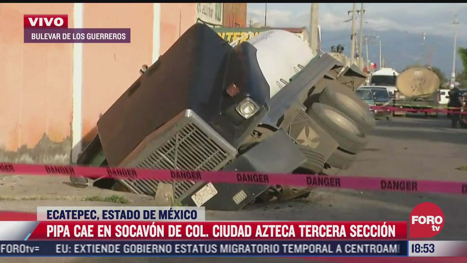 pipa que transportaba agua cae en socavon en ecatepec