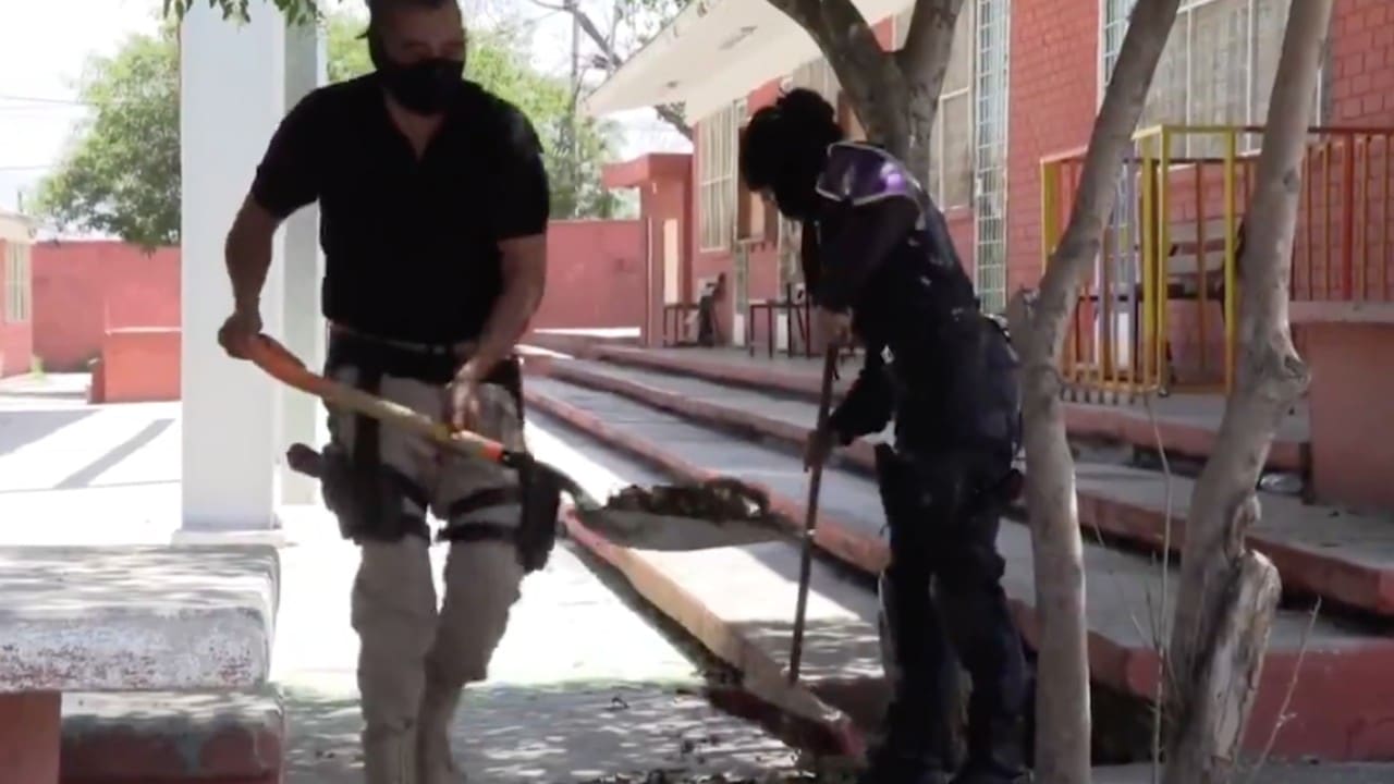 Policías de Saltillo, Coahuila, apoyan en rehabilitar y limpiar escuelas