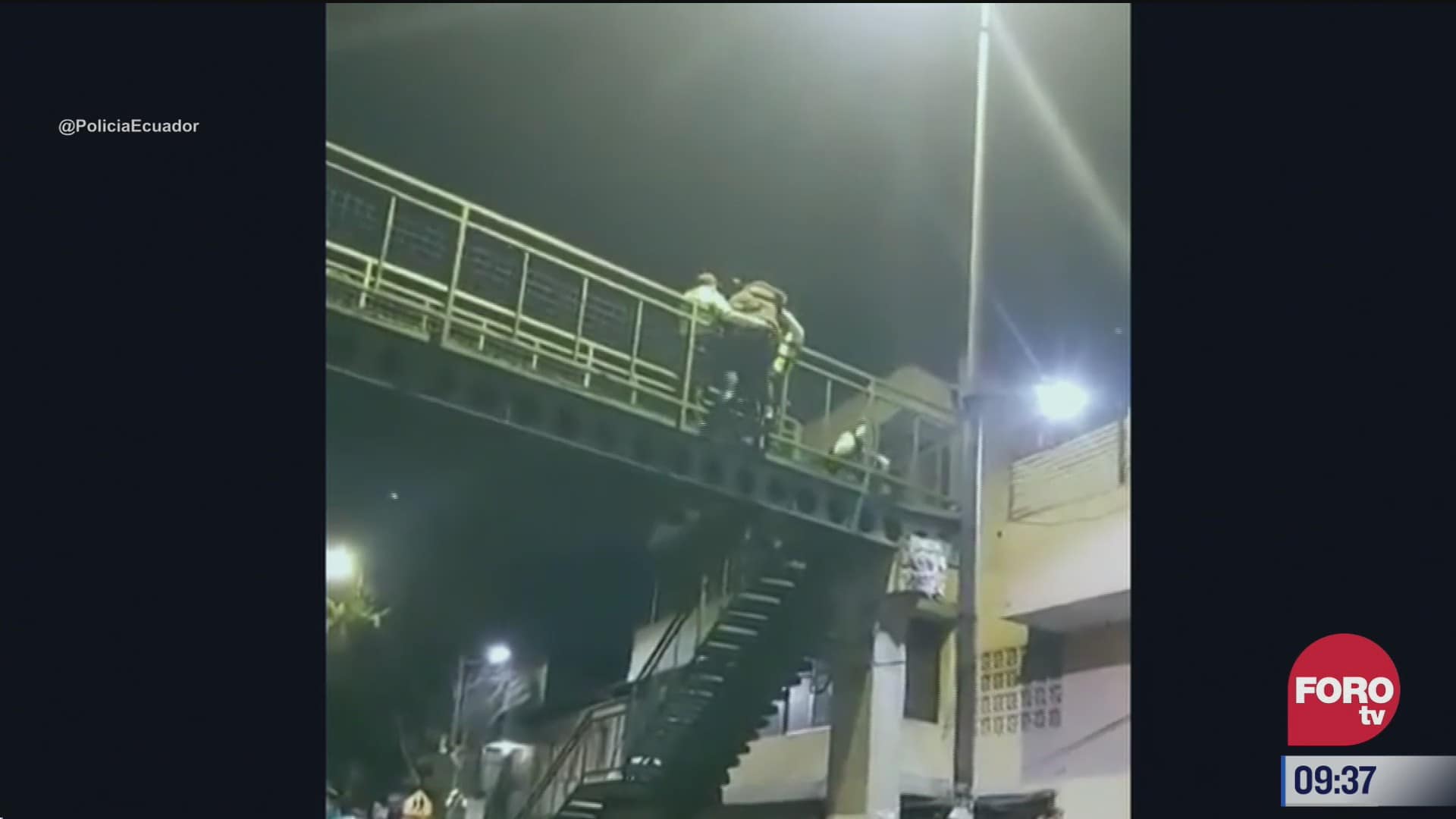 policias impiden que hombre se lance de puente