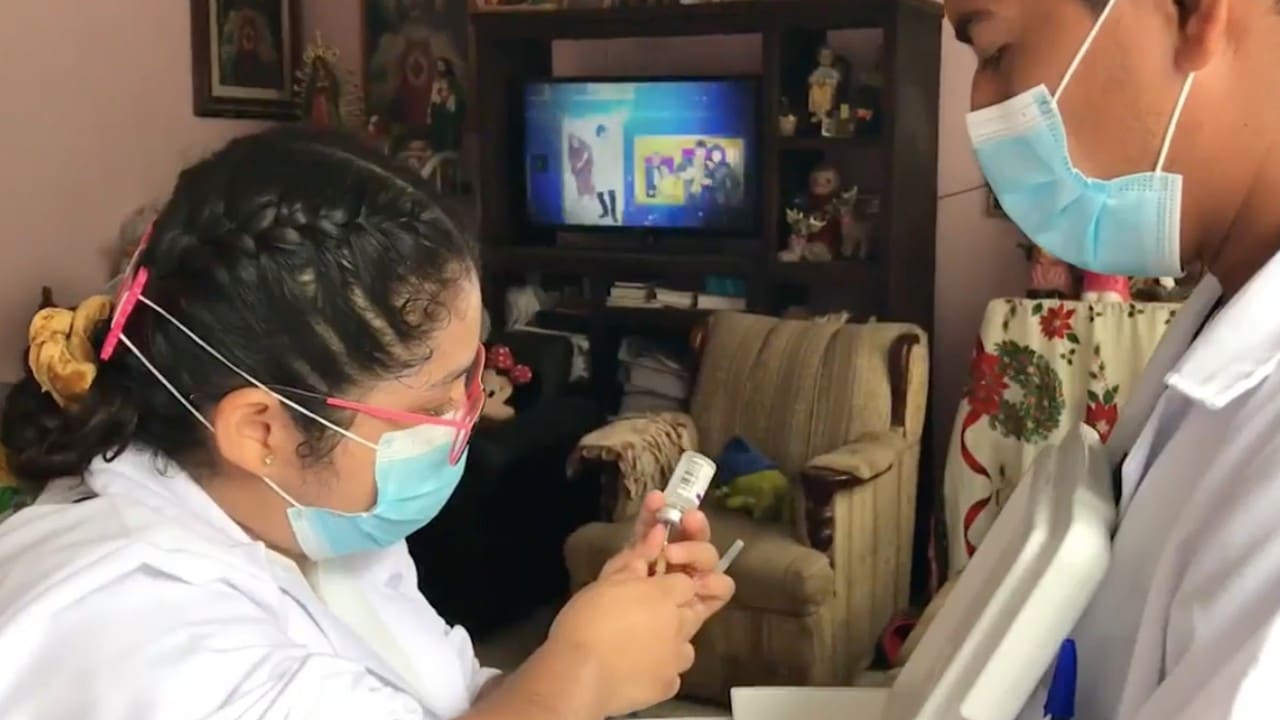 Por bajo índice de vacunación, brigadas en Chiapas visitan casa por casa para aplicar dosis contra COVID