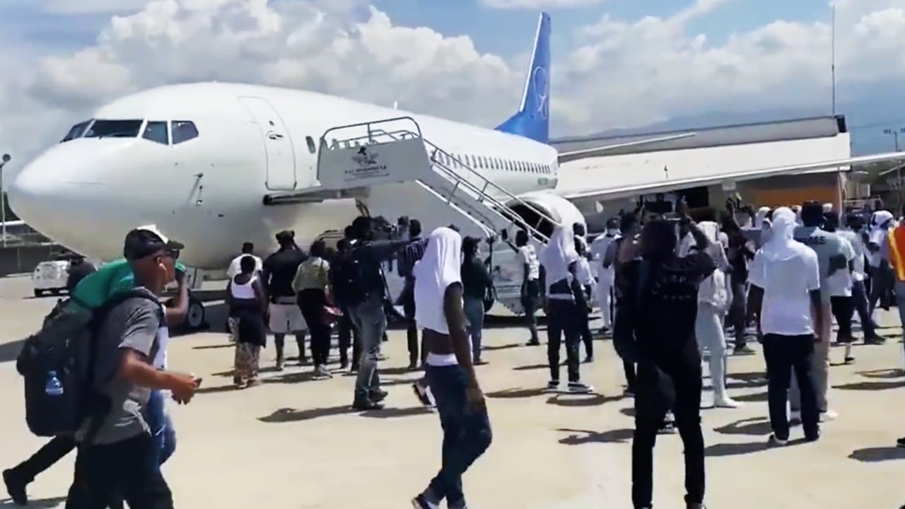 Caos en aeropuerto de Puerto Príncipe por llegada de migrantes haitianos repatriados de EEUU