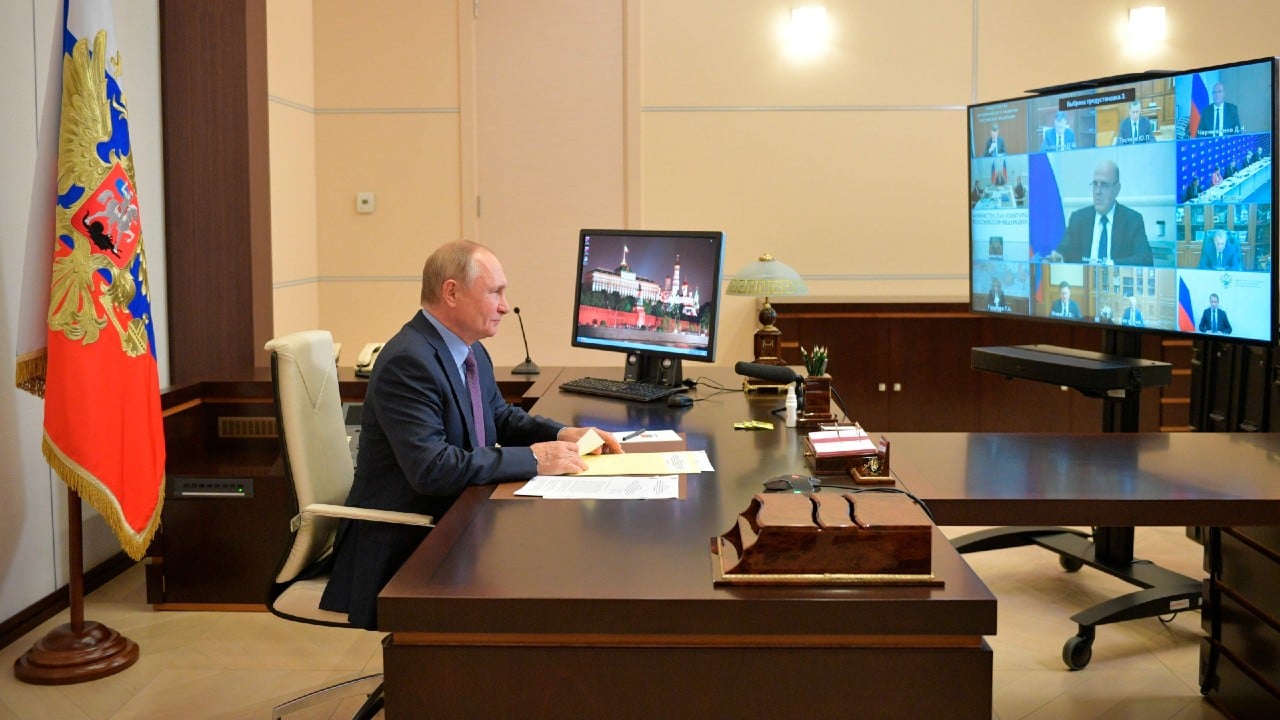 Putin reporta docenas de casos de COVID-19 en su entorno