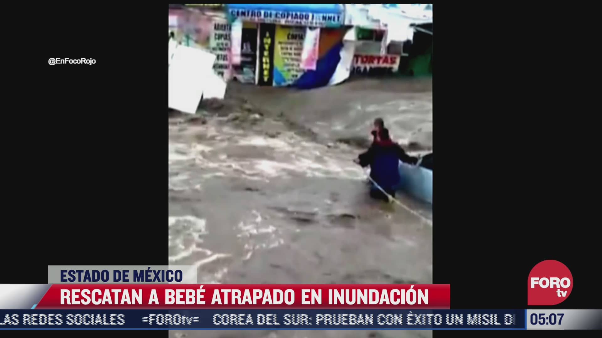 rescatan a bebe atrapado en inundacion en ecatepec