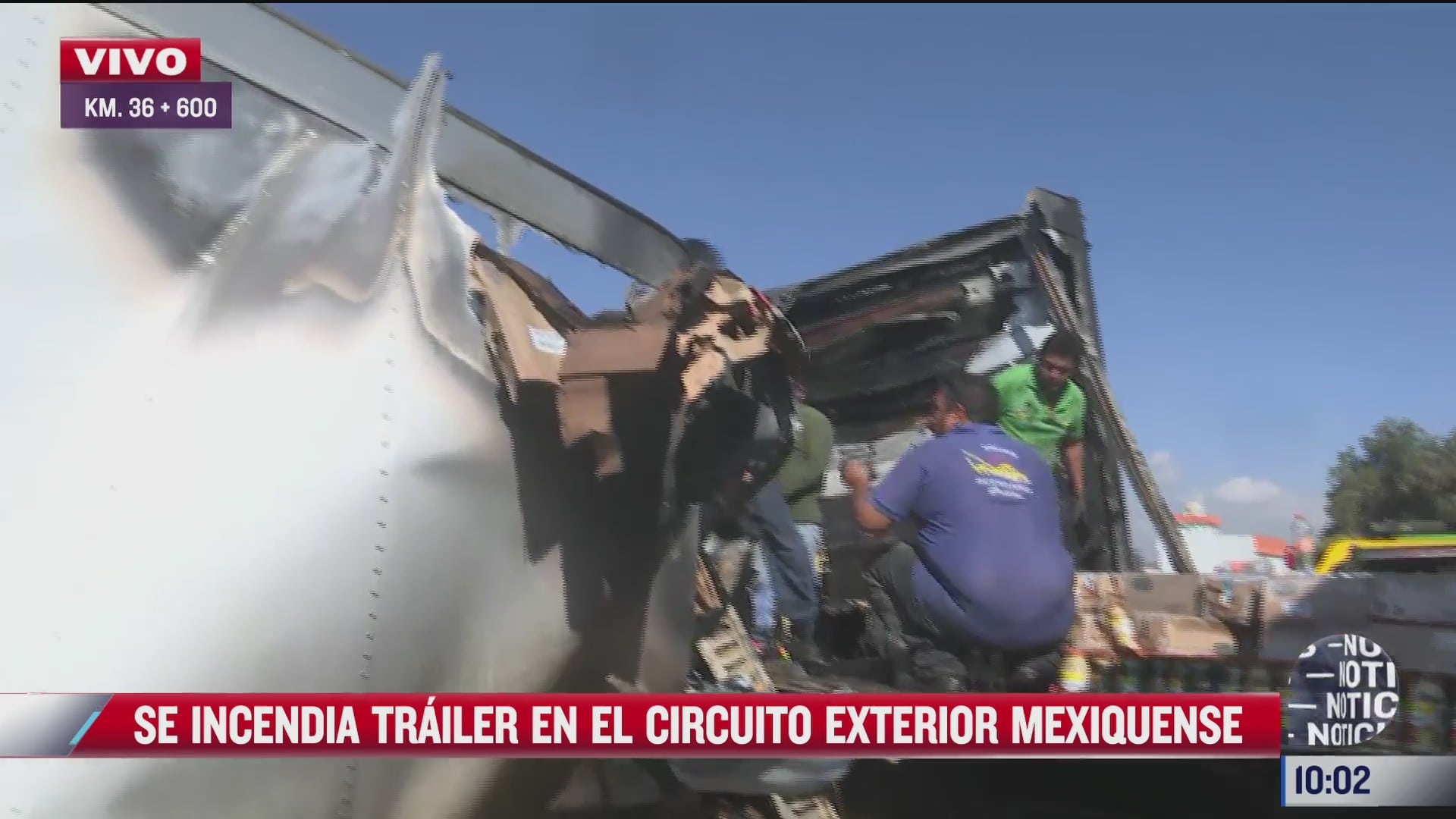 se incendia trailer con 12 toneladas de abarrotes en circuito exterior mexiquense