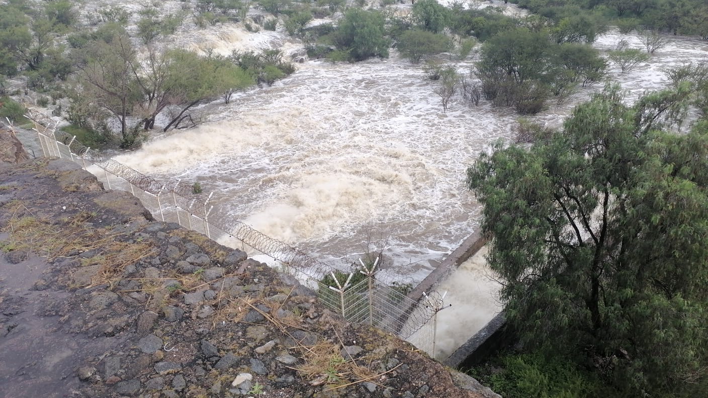 Se registran inundaciones en Tequisquiapan, Querétaro, tras aumento de desfogue en Presa Constitución