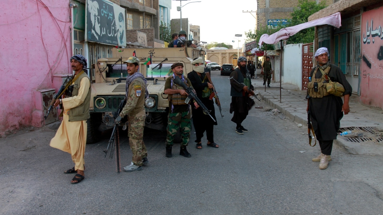 Un grupo de talibanes armados en la ciudad de Herat, en Afganistán
