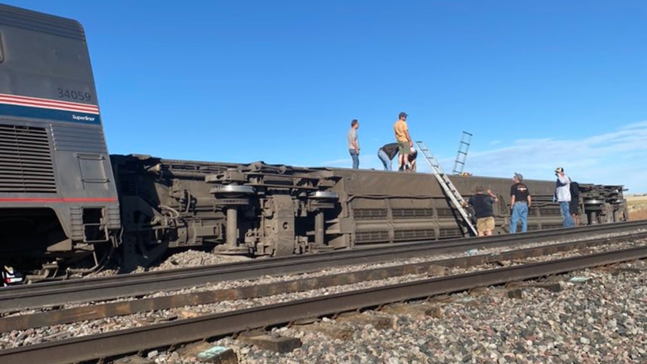 Tren descarrila en Montana, Estados Unidos, reportan al menos 3