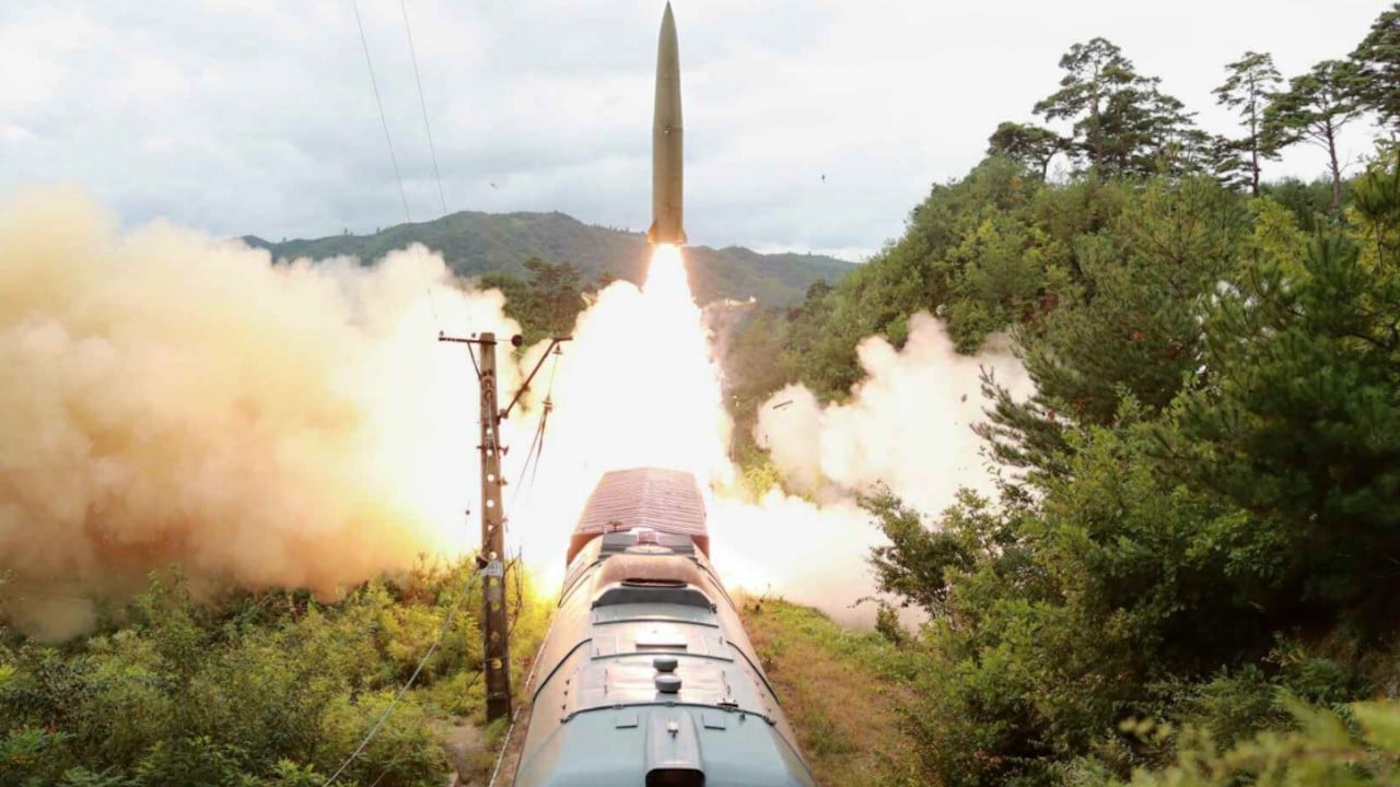 Corea del Norte probó un misil balístico montado en un tren (Twitter: @carlbildt)
