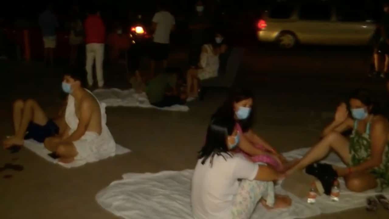 Turistas de Acapulco pernoctan sobre la costera Miguel Alemán por temor a réplicas