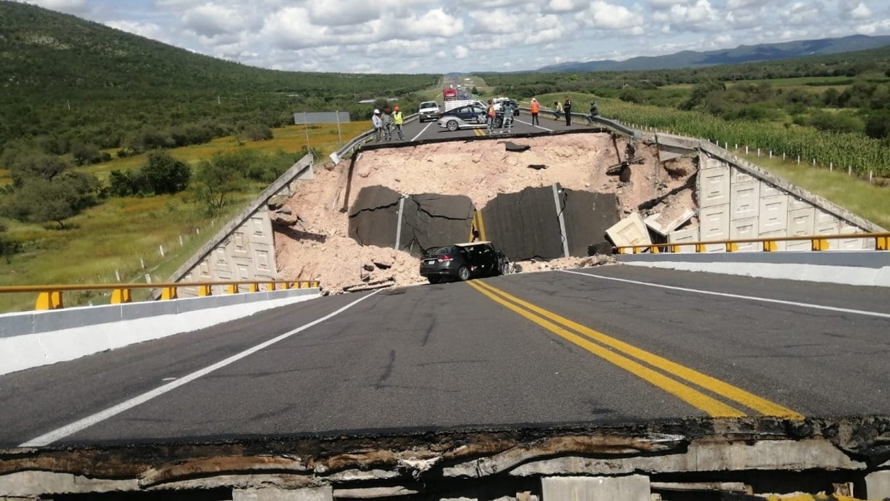 Colapso de puente en San Luis Potosí deja un muerto