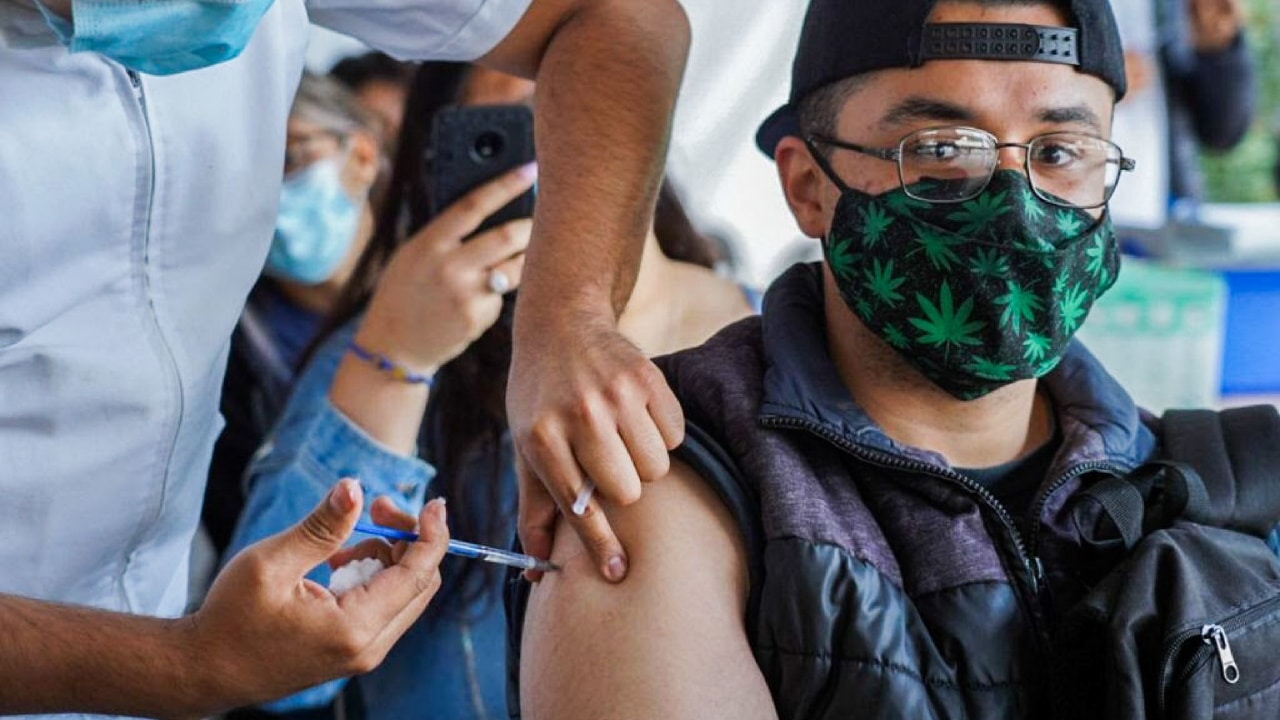 Una persona es vacuna contra la covid en México. Fuente Cuartoscuro