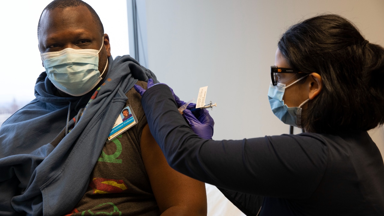 Novavax inicia ensayo en fase inicial para vacuna combinada contra influenza y covid. Fuente: Getty Images, archivo