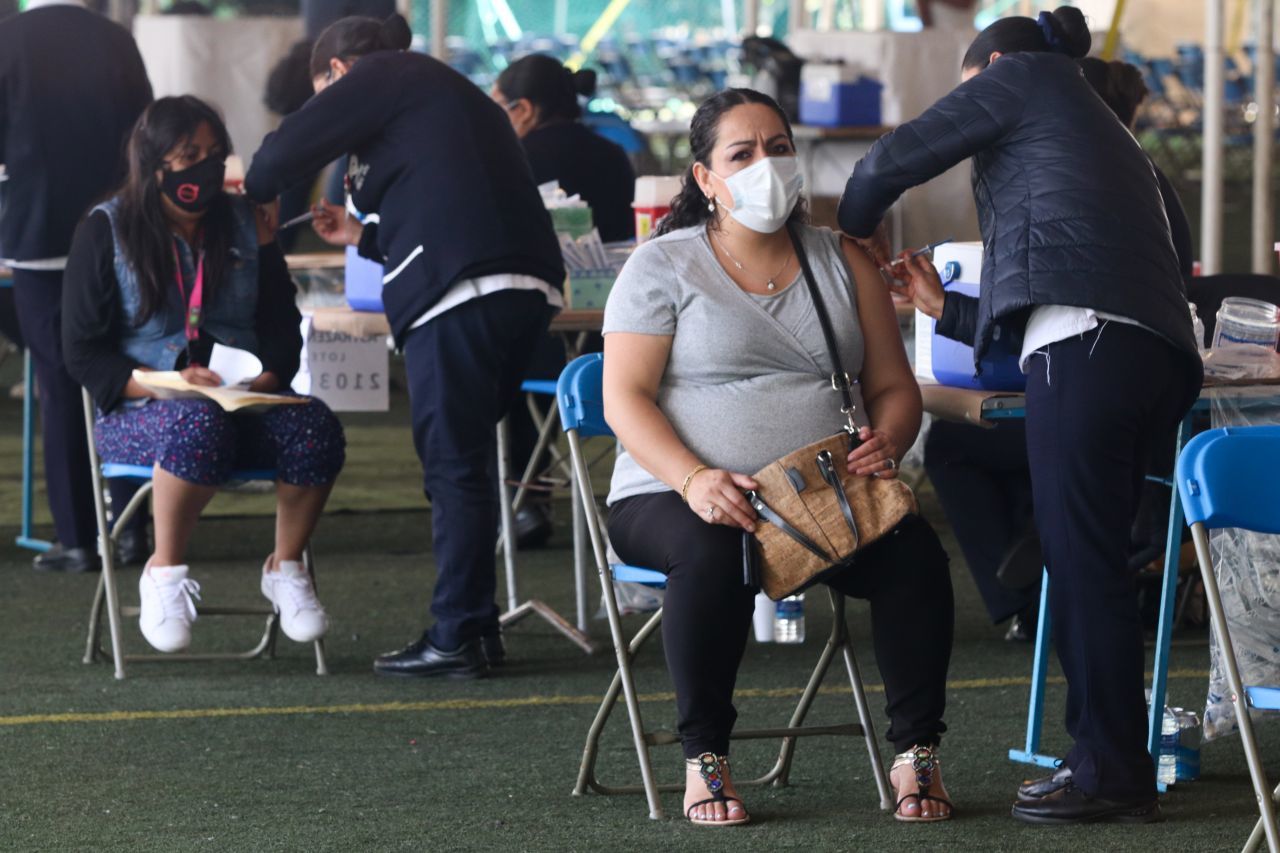 Adultos de 30 a 39 años acudieron a recibir su segunda dosis de la vacuna Astra Zeneca contra Covid-19 en la Deportiva Xochimilco