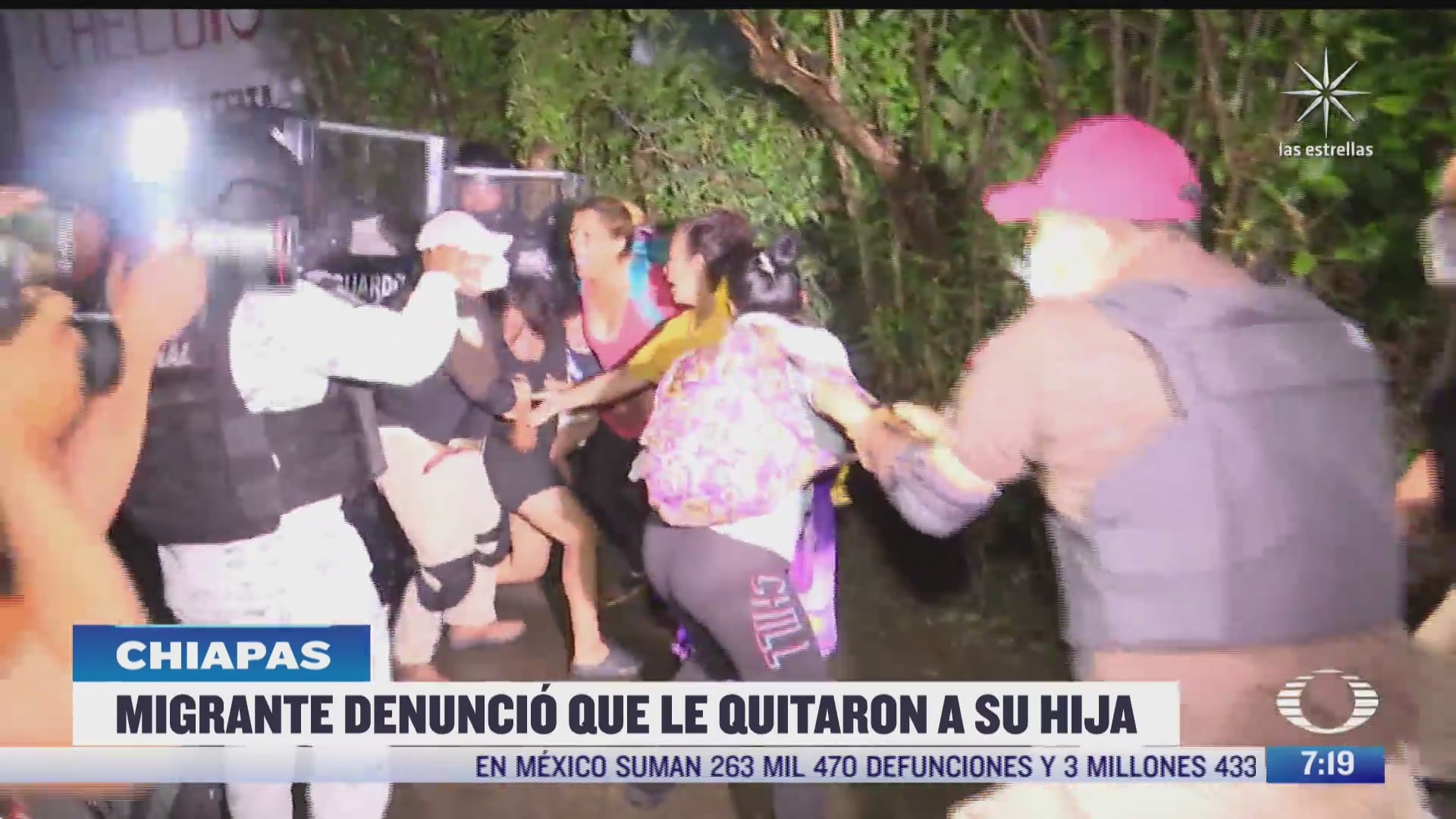 venezolana es obligada a subir a camioneta del inm mientras grita que le robaron a su hija