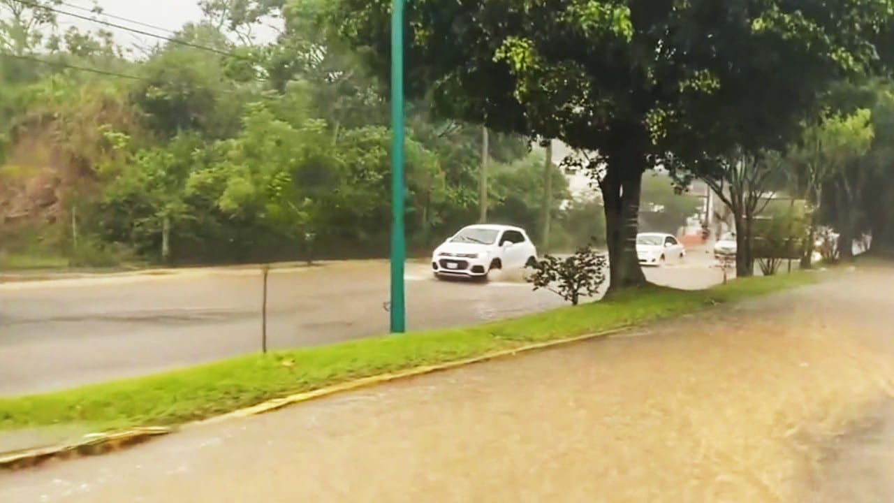 Se registran deslaves y encharcamientos por lluvias en varios municipios de Veracruz