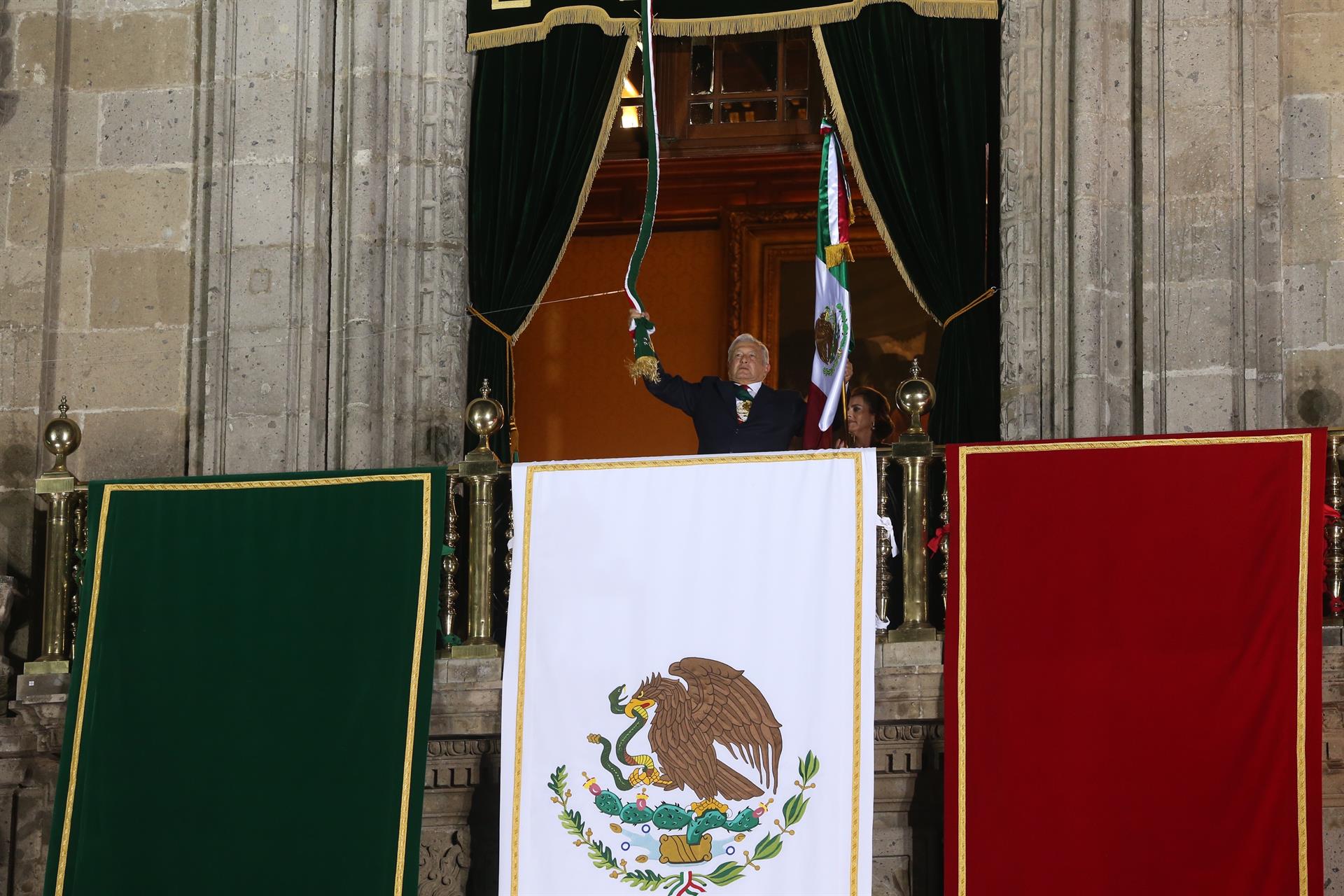 ¡Viva México! AMLO encabeza su tercer Grito de Independencia con el Zócalo vacío