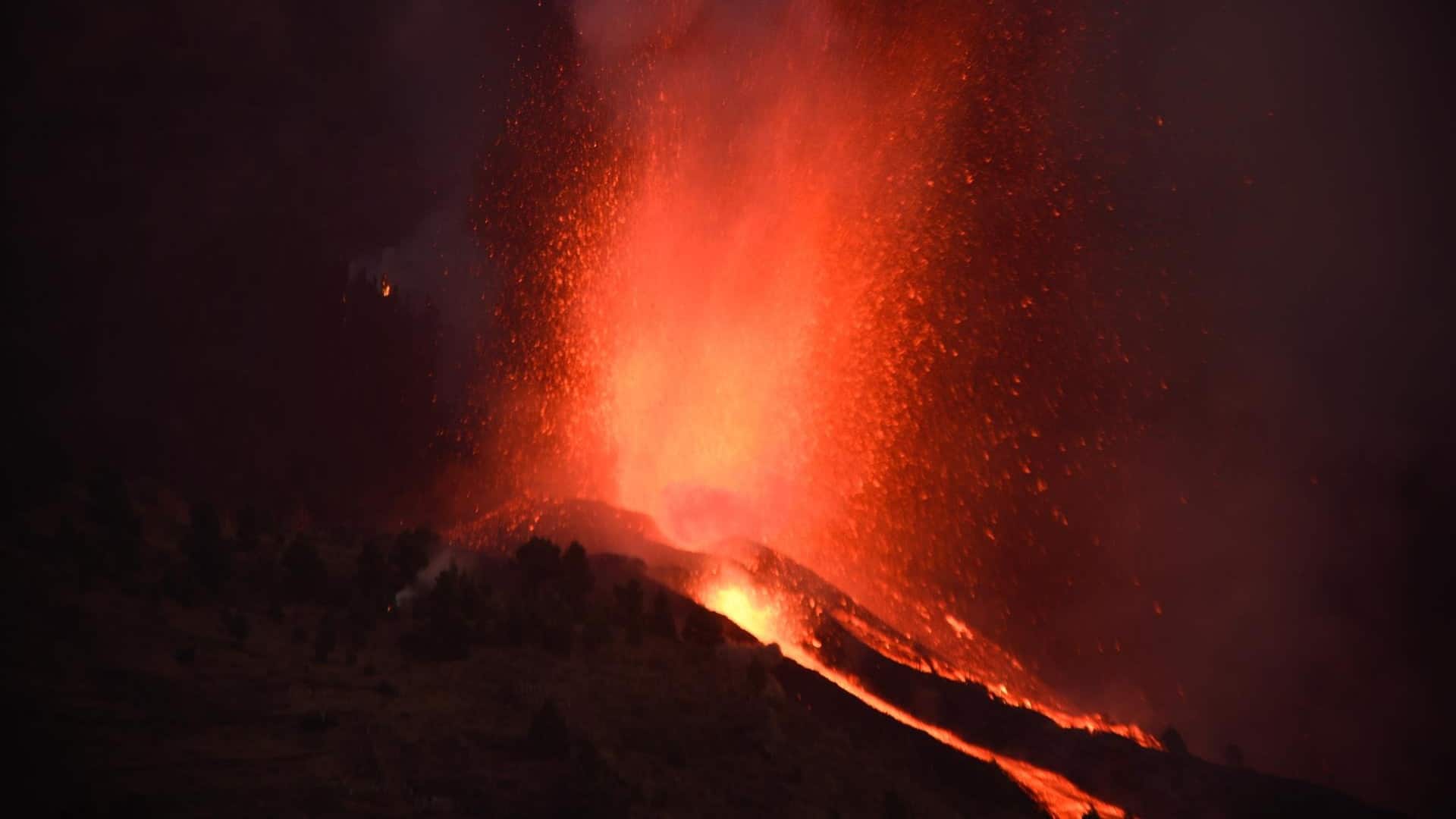 Suman 2 mil evacuados por erupción de volcán Cumbre Vieja en España