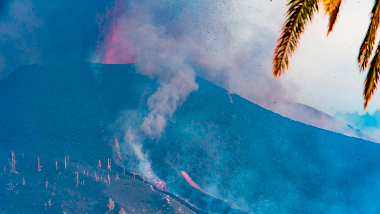 El volcán Cumbre Vieja haciendo erupción en la isla La Palma, España