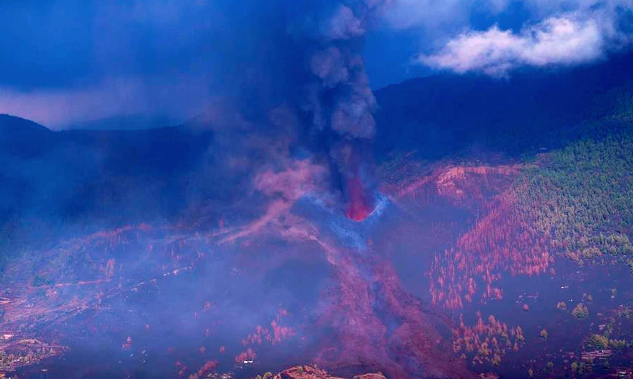 Volcán de La Palma sigue su destrucción; la lava avanza lenta y peligrosamente