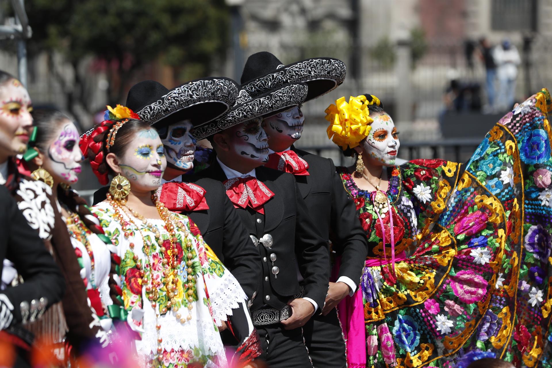 El Día de Muertos se celebró con trajes típicos de la música mexicana