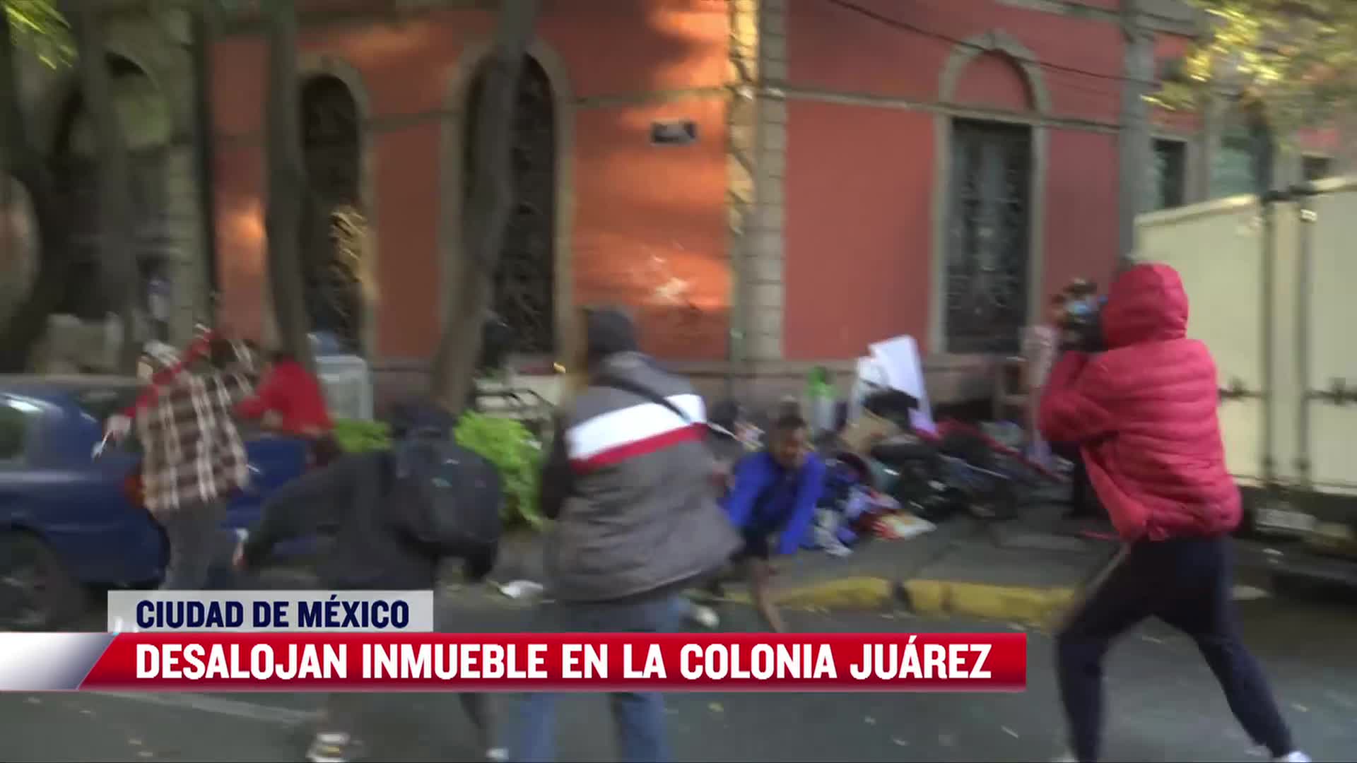 Con martillos, palos y tubos se arma trifulca por desalojo en colonia Juárez