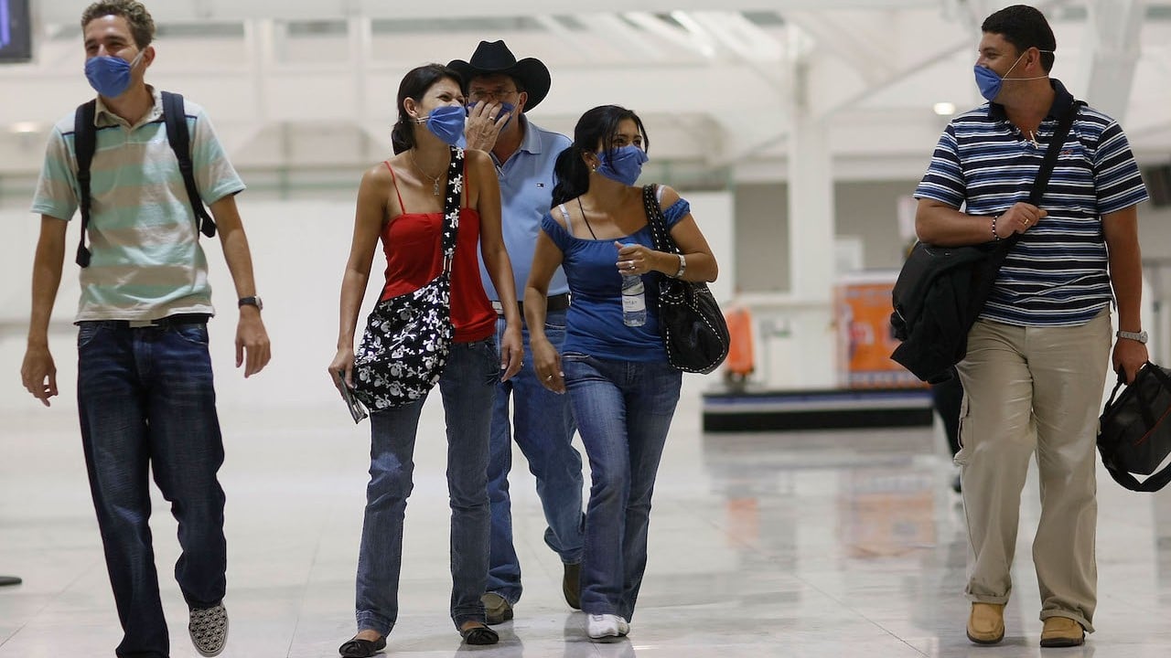 Personas en el Aeropuerto Internacional de la CDMX (Getty Images)