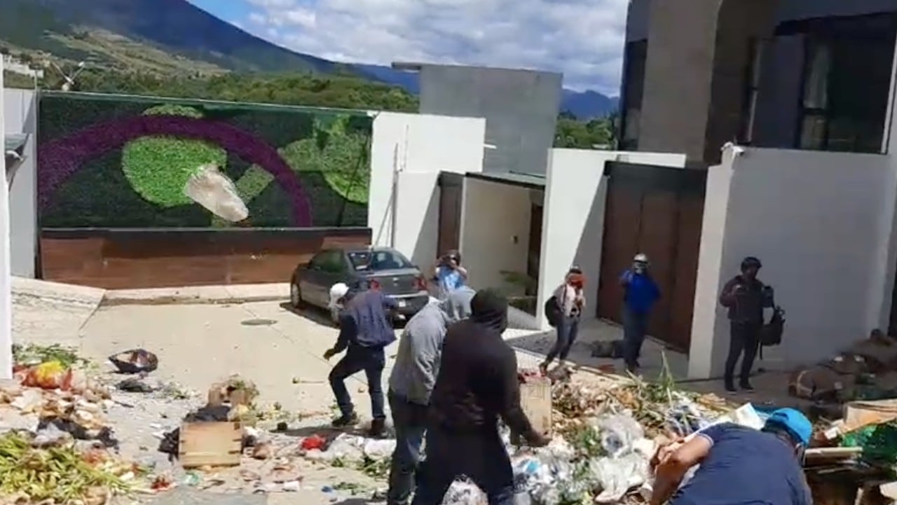 Alcalde cancela diálogo con trabajadores de limpia y le arrojan basura frente a su casa