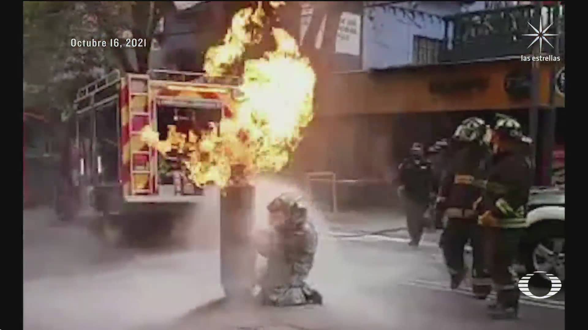 alistan homenaje para bombero que saco tanque de gas en llamas