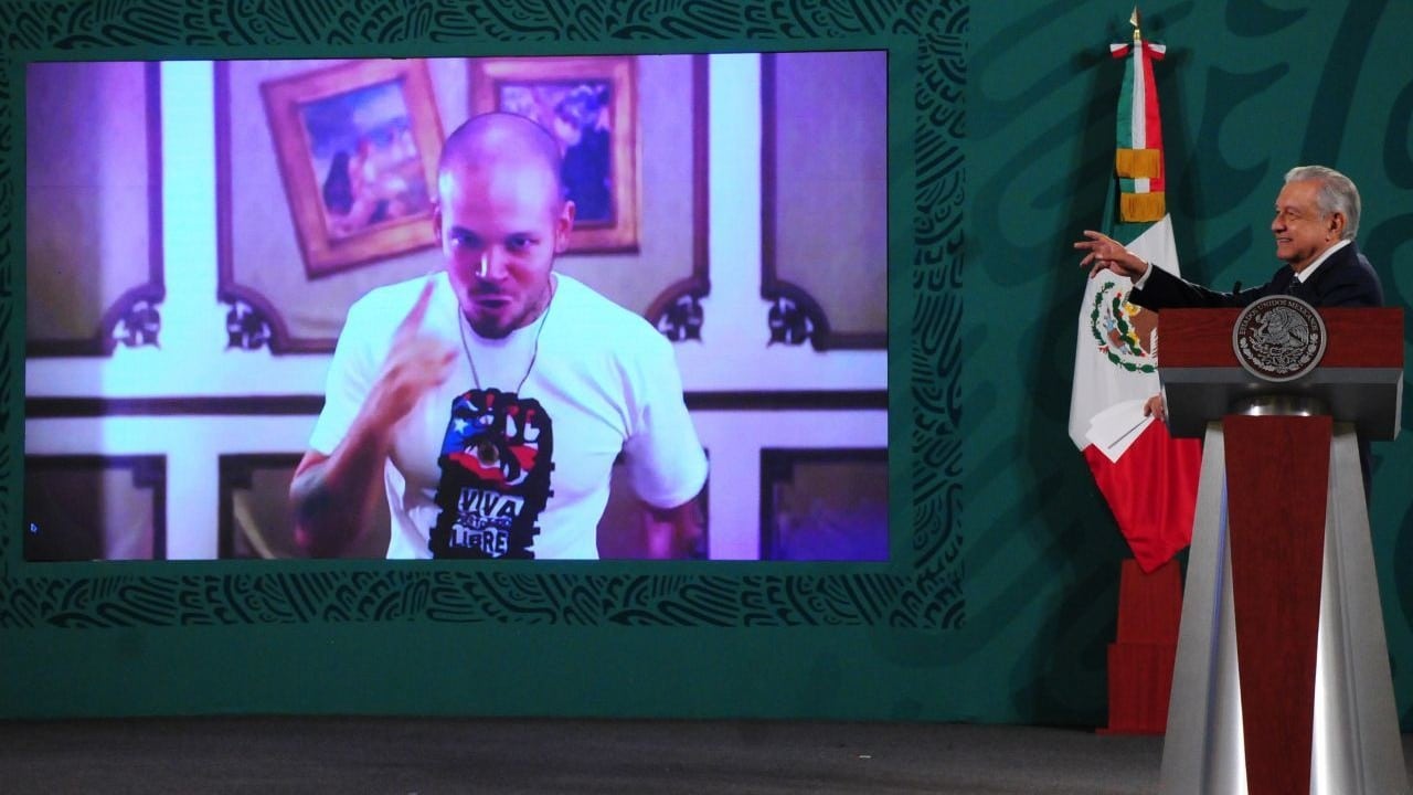 AMLO transmite video de Calle 13 en la mañanera