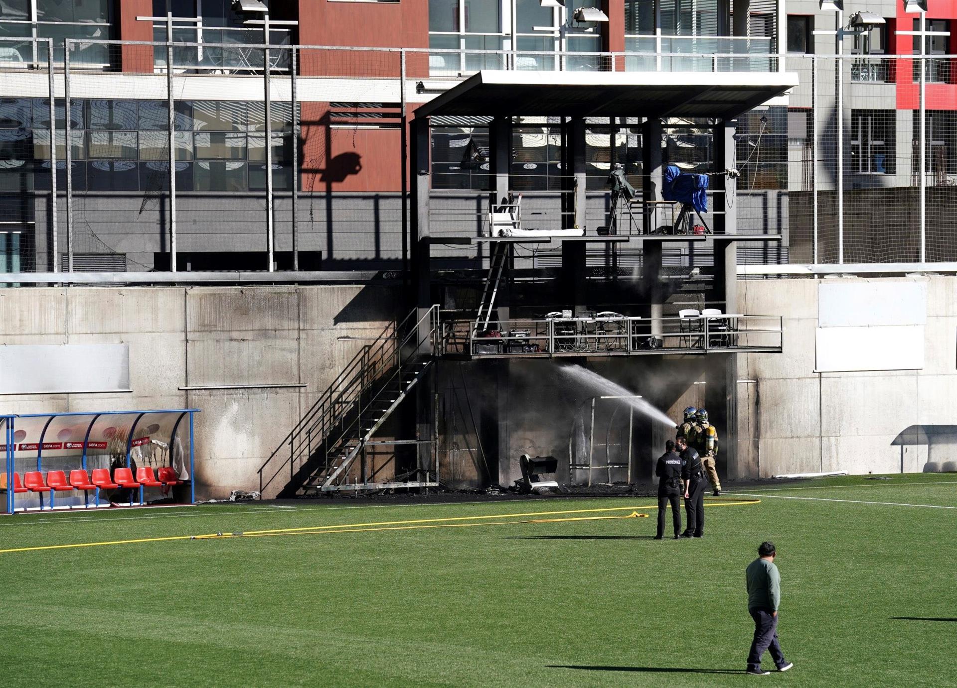 Varios bomberos trabajaron para apagar las llamas en el Estadio Nacional de Andorra (EFE)