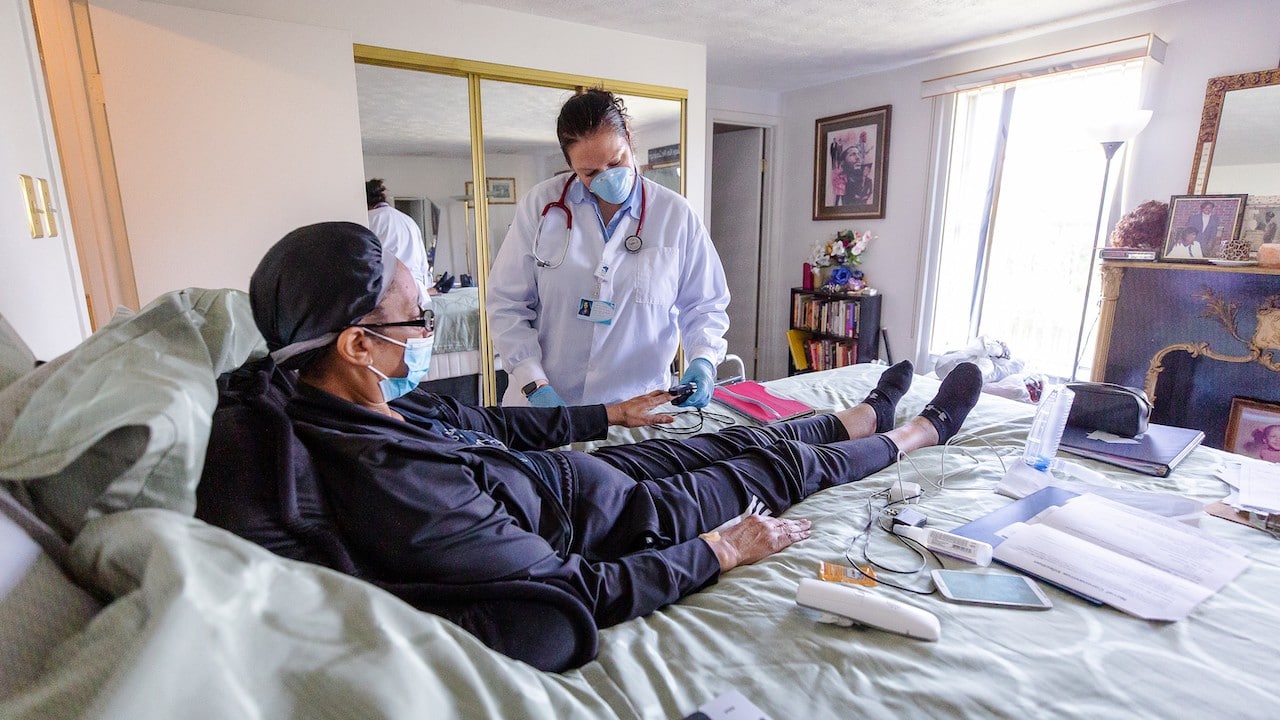 Una mujer recibe atención médica en casa (Getty Images)
