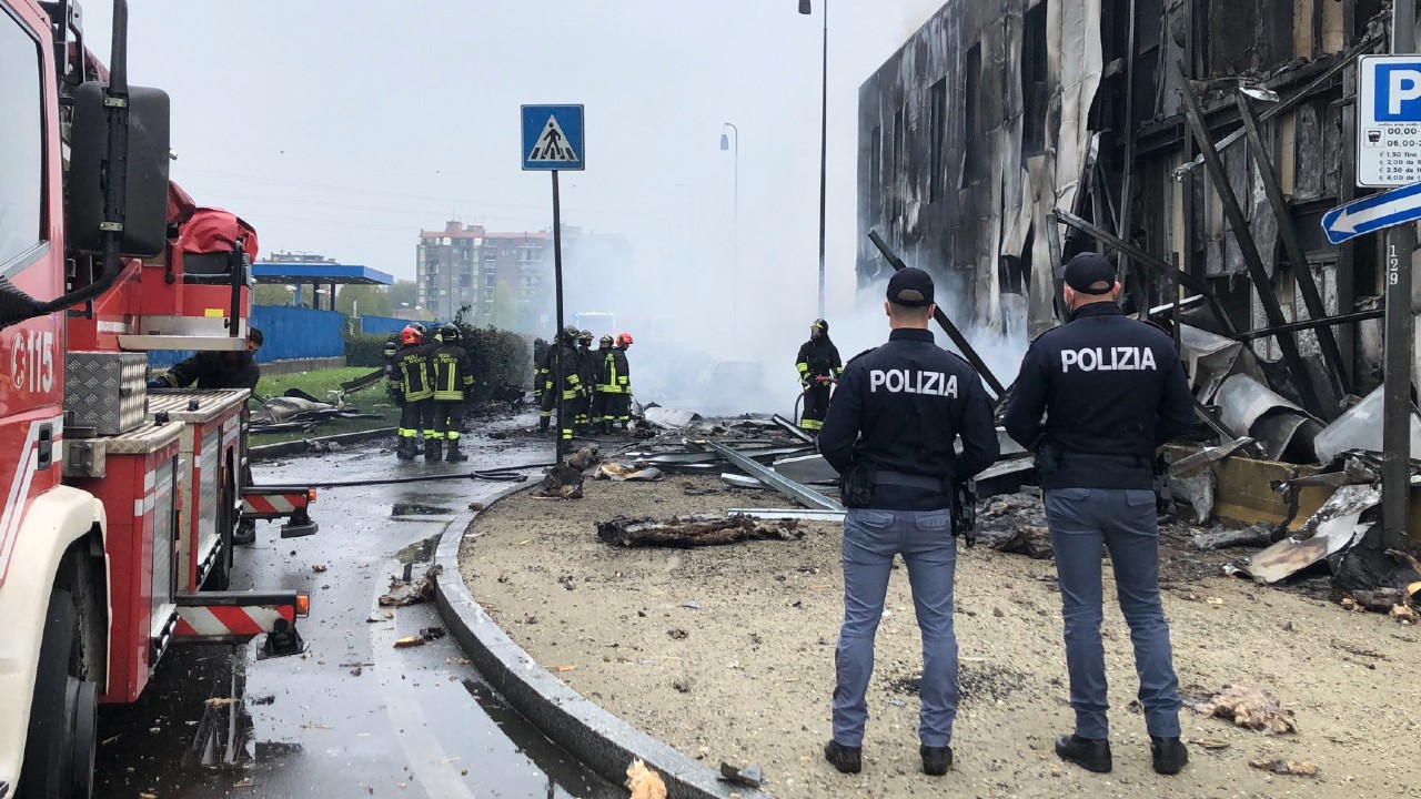 Avioneta se estrella con edificio en Italia; reportan 8 muertos