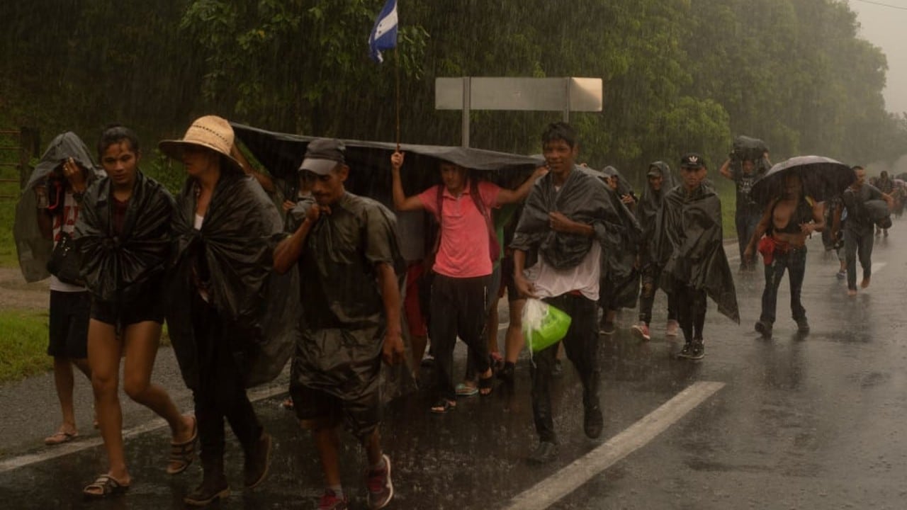 Bajo una intensa lluvia caravana migrante reanuda su viaje rumbo a la CDMX