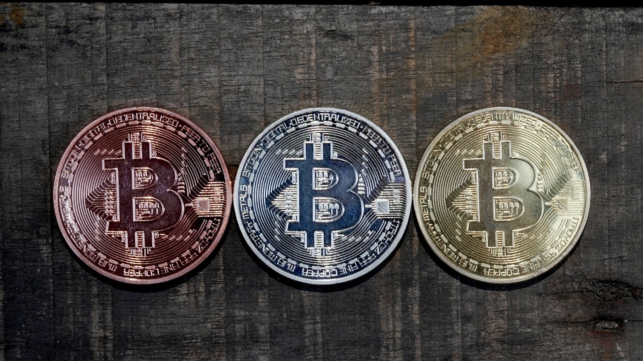 Bitcoin alcanza un máximo histórico al superar los 66 mil dólares