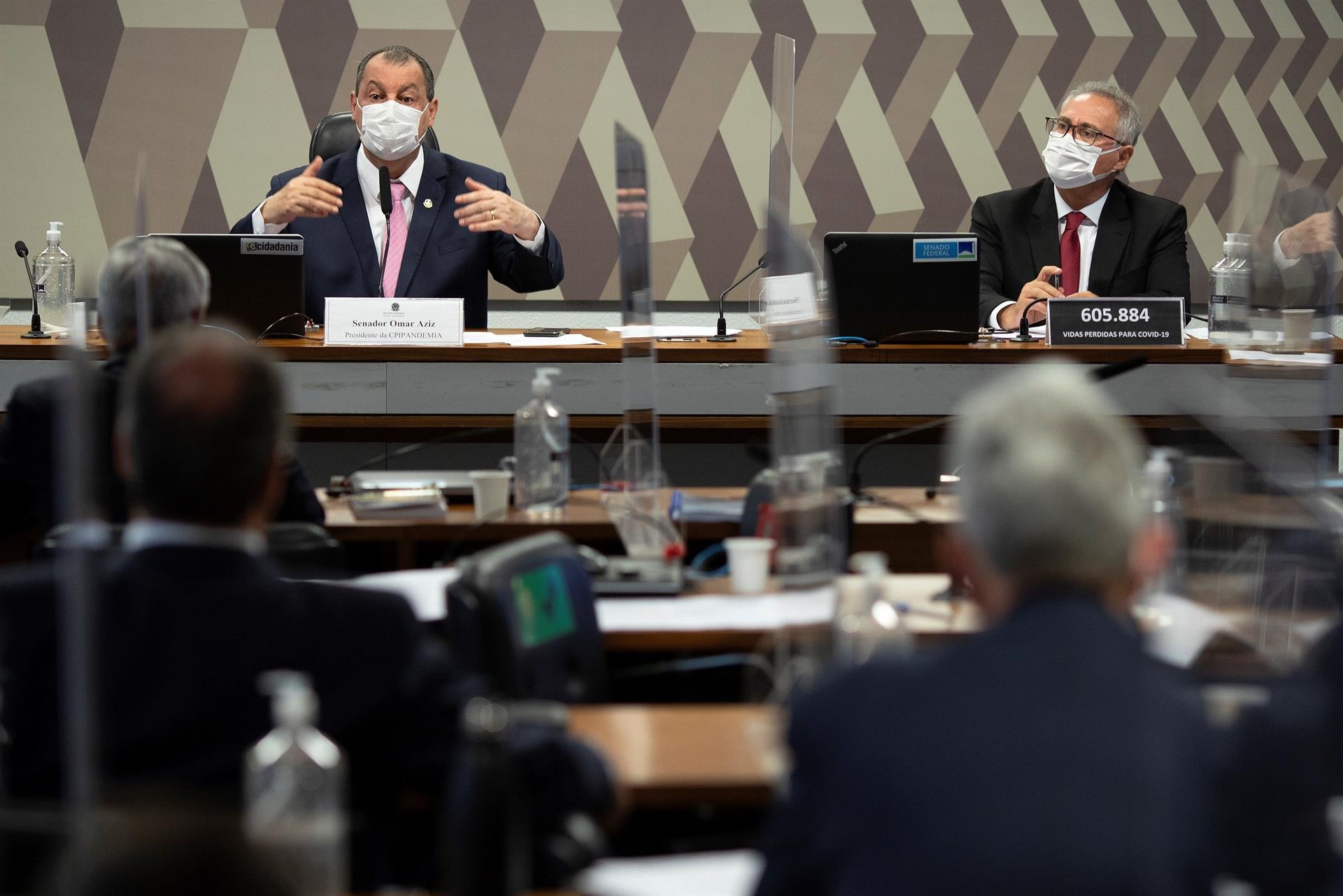 Votación final de la comisión que investiga el fraude durante la pandemia de covid, en el Congreso Nacional, en Brasilia (EFE)