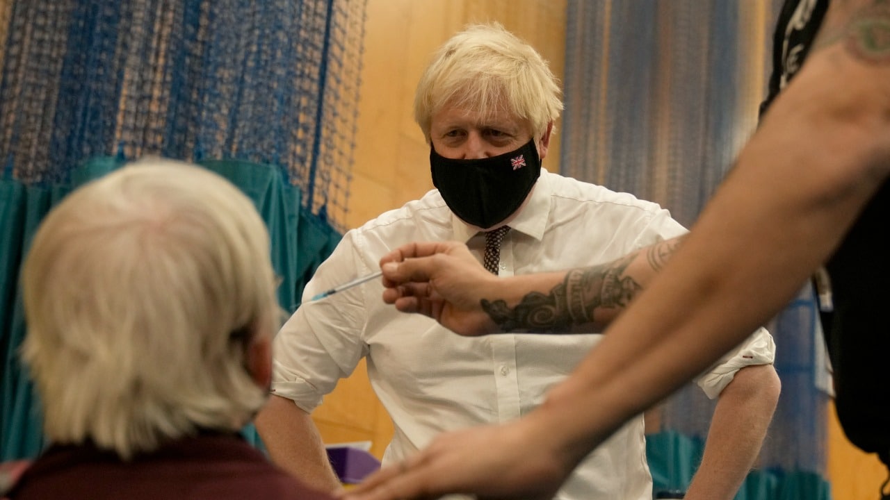 Gobierno de Boris Johnson aplica nueva dosis ante alza de contagios