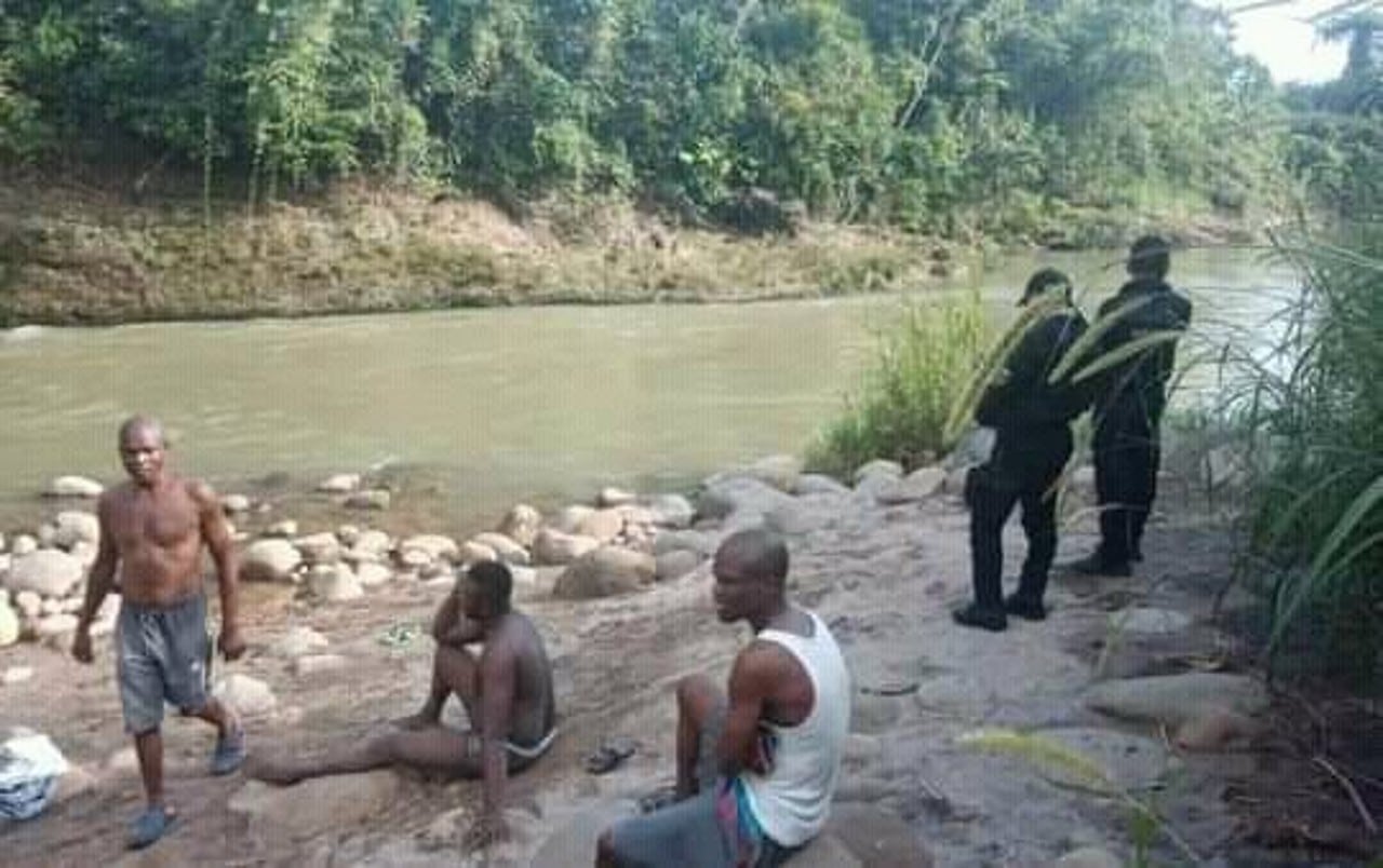 Buscan a niño haitiano que habría caído a un río en Chiapas.