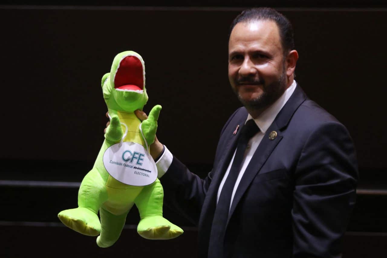 El diputado Mauricio Prieto mostró un dinosaurio durante la comparecencia de Manuel Bartlett Díaz, titular de la Comisión Federal de Electricidad, en la Cámara de Diputados