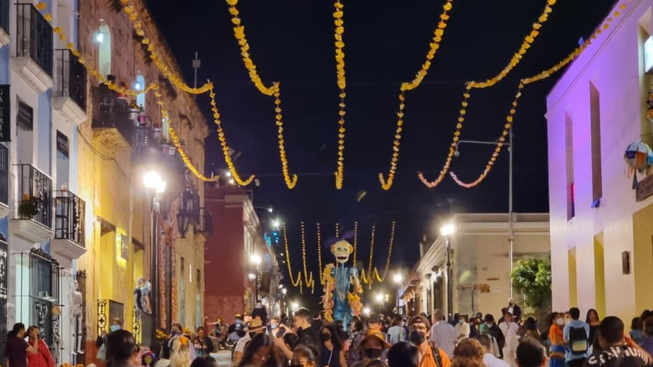 Calles de la ciudad de Oaxaca se engalanan por el Día de Muertos