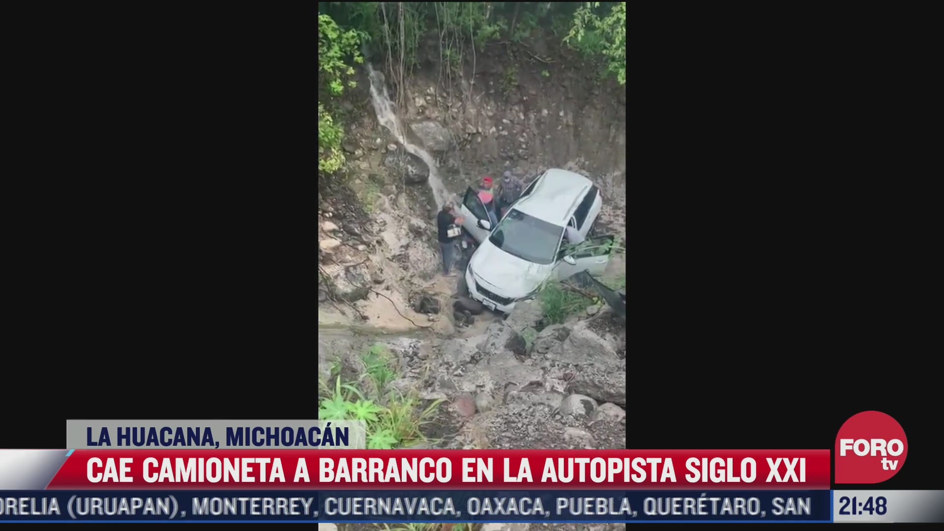 camioneta cae a barranco en la autopista siglo xxi en michoacan