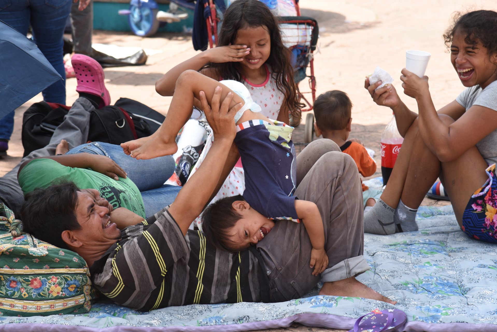 Migrantes tomando un descanso antes de reiniciar su camino rumbo a la CDMX.
